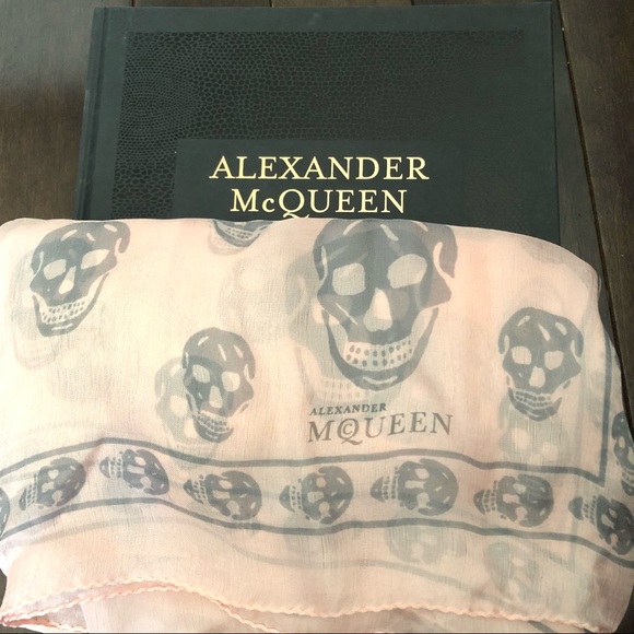 Alexander McQueen Accessories - Auth Alexander McQueen Pink/Med Grey Skull Scarf